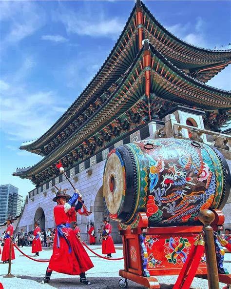 아키야마 미오, 일본 문화와 한국 문화의 교차점에서